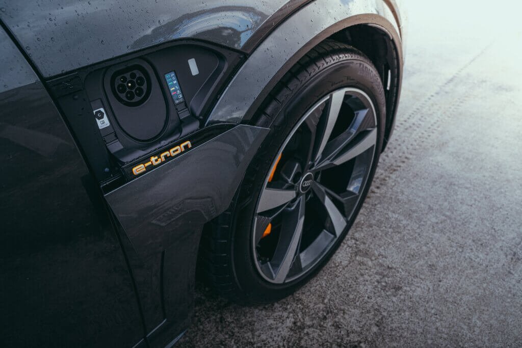 Close-Up Fotografie van Zwarte Auto met Elektrische Contactpunten