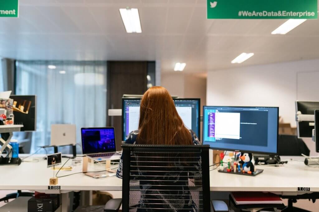 Vrouw werkt aan administratie en klantenservice aan bureau